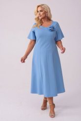 Elegancka błękitna sukienka Doris na wesele PLUS SIZE XXL. Niebieskie sukienki Moda Size Plus Iwanek, na imprezę, plus size, bez wzorów, z elastanu, eleganckie, bez kołnierzyka, plus size, bez ramiączek, midi, rozkloszowane. Za 349.90 zł.