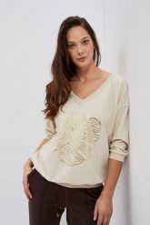 Bluza z dekoltem w serek i nadrukiem piaskowa. Bluzy MOODO, xs, bez wzorów, z bawełny, bez ramiączek, bez kaptura. W wyprzedaży za 32.99 zł.