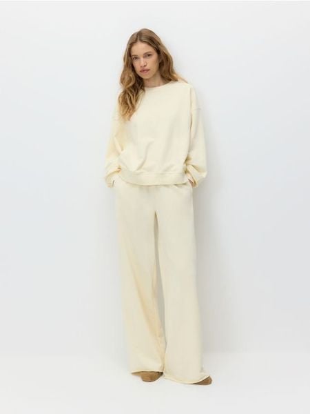 Gładka bluza z bawełną - kremowy. Białe bluzy Reserved, l, bez wzorów, z bawełny, bez ramiączek, bez kaptura. Za 89.99 zł.