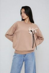 Bluza z kwiatem beżowa. Brązowe bluzy MOODO, l, bez wzorów, z bawełny, bez ramiączek, bez kaptura. Za 129.99 zł.