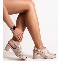 Ażurowe sandały na słupku ze skórzana wkładką Mawiya beżowy. Brązowe sandały w ażurowe wzory, eleganckie, bez obcasa, na słupku, bez zapięcia. Za 161.54 zł.