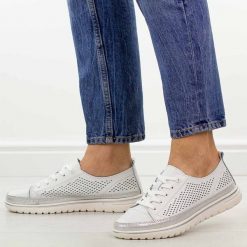 Białe ażurowe skórzane półbuty damskie Jezzi 8704. Białe półbuty wsuwane Jezzi, na jesień, w ażurowe wzory, z jeansu, casualowe, z okrągłym noskiem, bez obcasa, na płaskiej podeszwie. Za 229.00 zł.