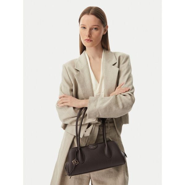 Torebka Calvin Klein. Brązowe torebki klasyczne Calvin Klein, bez wzorów, klasyczne, bez dodatków. Za 649.99 zł.
