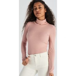 Dopasowana bluzka z golfem - Różowy. Bluzki marki Sinsay. Za 24.99 zł.