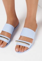Niebieskie Klapki Caesips. Niebieskie klapki Born2be, z aplikacjami, glamour, z okrągłym noskiem, bez obcasa, na płaskiej podeszwie, bez zapięcia. Za 29.99 zł.