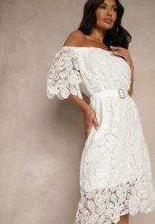 Biała Sukienka z Bawełną z Paskiem z Klamrą Perełkami i Cyrkoniami Neralisse. Białe sukienki Renee, m, bez wzorów, z bawełny, eleganckie, bez kołnierzyka, bez ramiączek, midi, kopertowe. W wyprzedaży za 67.99 zł.