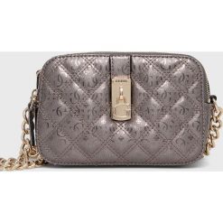 Guess torebka kolor srebrny. Szare listonoszki Guess, z aplikacjami, na ramię, bez dodatków. Za 489.99 zł.