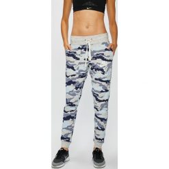 Nike Sportswear - Spodnie. Spodnie dresowe marki Nike Sportswear. Za 199.90 zł.