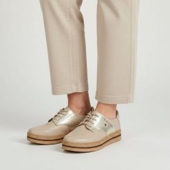 Półbuty damskie Armodo, cholewka ze skóry naturalnej gładkiej z metaliczną wstawką klasyczne sznurowanie zaokrąglony nosek gruba warstwowa podeszwa w. Żółte półbuty wsuwane Armodo, bez wzorów, ze skóry, klasyczne, bez obcasa. Za 359.00 zł.