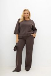 Komplet z bluzką 3/4 i spodniami na gumce Simple Routine taupe/mokka Plus Size Oversize. Brązowe t-shirty sportowe Moda Size Plus Iwanek, l, bez wzorów, z bawełny, bez ramiączek, trekkingowe. Za 349.90 zł.