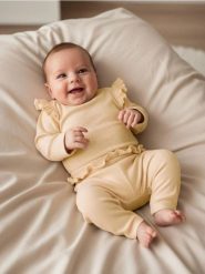 Komplet: koszulka i legginsy - kremowy. Białe legginsy sportowe Sinsay, l, bez wzorów. Za 22.99 zł.