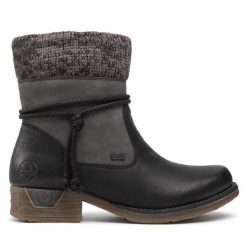 Botki Rieker. Czarne botki Rieker, bez wzorów, bez obcasa, na płaskiej podeszwie, bez zapięcia. Za 219.99 zł.