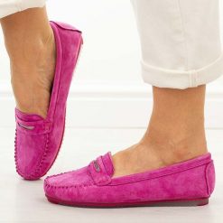 Fuksja skórzane mokasyny damskie S.Barski 7029. Czerwone mokasyny S.BARSKI, bez wzorów, z jeansu, z okrągłym noskiem. Za 229.00 zł.