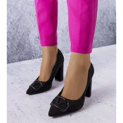 Czarne eleganckie czółenka Vinceza. Czarne czółenka z aplikacjami, ze skóry ekologicznej, eleganckie, ze szpiczastym noskiem, bez obcasa, na słupku, bez zapięcia. Za 138.83 zł.