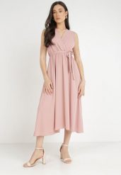 Różowa Sukienka Iolaera. Czerwone sukienki Born2be, z aplikacjami, z materiału, bez kołnierzyka, bez ramiączek, midi, kopertowe. Za 119.99 zł.