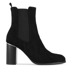 Sztyblety JENNY. Czarne botki Jenny, bez wzorów, bez obcasa, na słupku, bez zapięcia. Za 143.99 zł.