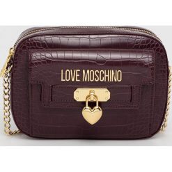Love Moschino torebka kolor fioletowy. Fioletowe listonoszki Love Moschino, bez wzorów, na ramię, bez dodatków. Za 899.99 zł.