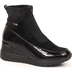 Botki damskie na koturnie ocieplane czarne Jezzi. Czarne botki Jezzi, bez wzorów, ze skóry ekologicznej, bez obcasa, na koturnie, bez zapięcia. Za 189.99 zł.