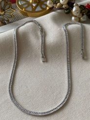 Luseera Pozłacany naszyjnik z cyrkoniami - dł. 45 cm rozmiar: onesize. Szare naszyjniki Luseera, z materiału, z cyrkonią, pozłacane. Za 43.99 zł.