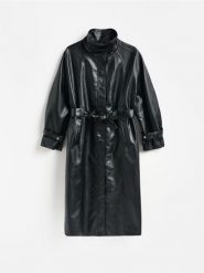 Płaszcz z imitacji skóry - czarny. Czarne płaszcze Reserved, l, bez wzorów, ze skóry, bez kaptura. Za 359.99 zł.