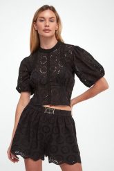 Bluzka damska ażurowa TWINSET. Bluzki Twinset Milano, w ażurowe wzory, bez kołnierzyka, bez ramiączek. W wyprzedaży za 743.20 zł.