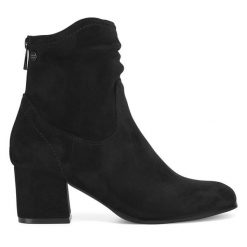 Botki JENNY. Czarne botki Jenny, bez wzorów, bez obcasa, na słupku, bez zapięcia. Za 111.99 zł.
