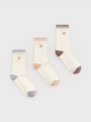Skarpetki z wiskozą 3 pack - kremowy. Białe skarpetki Reserved, bez wzorów, z wiskozy. W wyprzedaży za 25.99 zł.