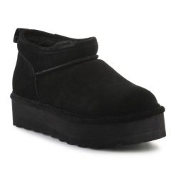 Śniegowce BearPaw Retro Super Shorty 3051W-011 czarne. Czarne botki bez wzorów, z gumy, eleganckie, bez obcasa, bez zapięcia. Za 572.15 zł.