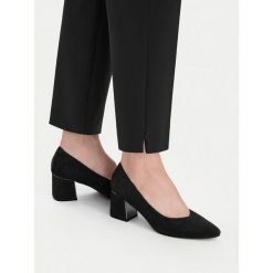 Czółenka Lasocki. Czarne czółenka Lasocki, bez wzorów, bez obcasa, bez zapięcia. Za 249.99 zł.