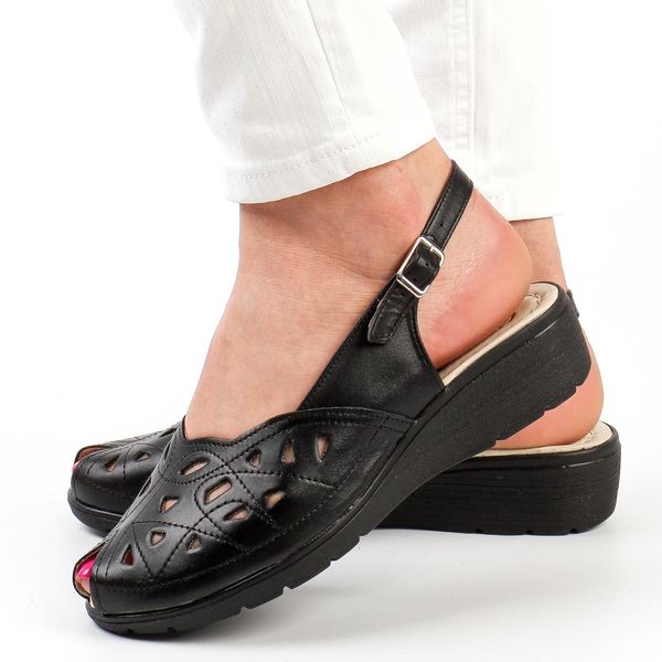 Czarne skórzane Polskie sandały damskie na koturnie Gregors 960. Czarne sandały GREGORS, bez wzorów, ze skóry, bez obcasa, na koturnie, bez zapięcia. Za 309.00 zł.