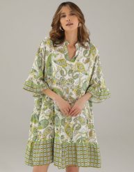 Zielona sukienka z wiskozy. Zielone sukienki Unisono, s, bez wzorów, z wiskozy, bez kołnierzyka, bez ramiączek, rozkloszowane. Za 239.00 zł.