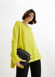 Sweter ponczo z oczkami. Zielone swetry bonprix, bez wzorów, bez ramiączek. Za 64.99 zł.