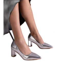 Srebrne metaliczne czółenka na słupku srebrny. Szare czółenka bez wzorów, ze skóry ekologicznej, eleganckie, ze szpiczastym noskiem, bez obcasa, na obcasie, bez zapięcia. Za 89.18 zł.