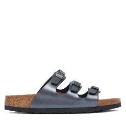 Klapki Birkenstock. Czarne klapki Birkenstock, bez wzorów, bez obcasa, bez zapięcia. Za 399.99 zł.