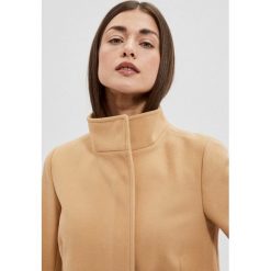 Płaszcz ze stójką. Brązowe płaszcze MOODO, l, bez wzorów, z poliesteru, bez kaptura. Za 249.99 zł.