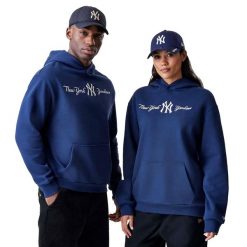 Bluza New Era Mlb Script Os Hoodie Neyyan Nsn Dorośli. Niebieskie bluzy z kapturem New Era, m, bez wzorów, z bawełny, z kapturem. Za 301.75 zł.