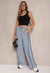 Niebieskie Szerokie Spodnie Dresowe High Waist Zdobione Lampasami Sopaline. Niebieskie jeansy Renee, l, z aplikacjami, z dresówki, eleganckie, z podwyższonym stanem. W wyprzedaży za 47.99 zł.