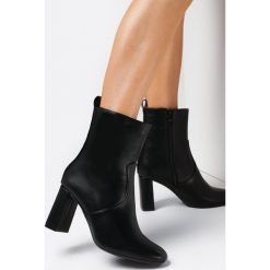 Czarne Botki Philenos. Czarne botki Born2be, z aplikacjami, eleganckie, przed kolano, bez obcasa, na obcasie, bez zapięcia. W wyprzedaży za 139.99 zł.
