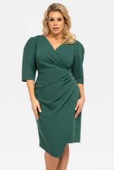 Sukienka swiąteczna kopertowa z guzikami ALENA butelkowa zieleń. Zielone sukienki KARKO, do pracy, plus size, bez wzorów, z elastanu, biznesowe, bez kołnierzyka, plus size, bez ramiączek, kopertowe. Za 350.50 zł.