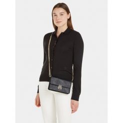 Torebka Tommy Hilfiger. Czarne listonoszki Tommy Hilfiger, bez wzorów, bez dodatków. Za 589.99 zł.