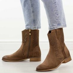 Beżowe ażurowe zamszowe botki damskie Potocki 12455. Brązowe botki POTOCKI, w ażurowe wzory, z jeansu, biznesowe, bez obcasa, na płaskiej podeszwie, bez zapięcia. Za 229.00 zł.