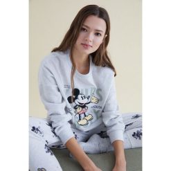 Women'secret piżama Mafalda & Friends damska kolor szary. Szare piżamy women'secret, l, bez wzorów, bez kołnierzyka, bez ramiączek, długie. W wyprzedaży za 154.99 zł.