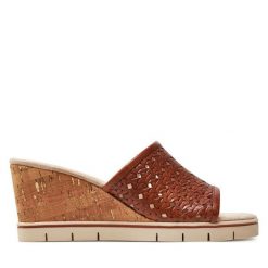 Klapki Caprice. Brązowe klapki Caprice, bez wzorów, bez obcasa, bez zapięcia. Za 449.99 zł.