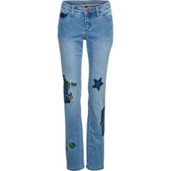 Dżinsy z łatami bonprix niebieski "bleached”. Jeansy marki bonprix. Za 79.99 zł.