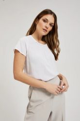 Koszula ozdobiona koralikami na dekolcie biała. Białe koszule MOODO, xl, bez wzorów, bez kołnierzyka, bez ramiączek. W wyprzedaży za 49.99 zł.