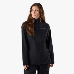 Kurtka przeciwdeszczowa damska Swedemount Orust Rain Jacket wodoodporna. Czarne kurtki przeciwdeszczowe SWEDEMOUNT, bez wzorów, bez kaptura. Za 329.99 zł.