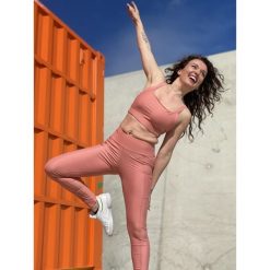 Legginsy damskie Les Poulettes Fitness rose corail. Brązowe legginsy LES POULETTES FITNESS, bez wzorów, z elastanu. Za 365.00 zł.