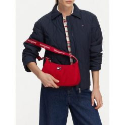 Torebka Tommy Jeans. Czerwone torebki klasyczne Tommy Jeans, bez wzorów, z jeansu, klasyczne, bez dodatków. Za 249.99 zł.