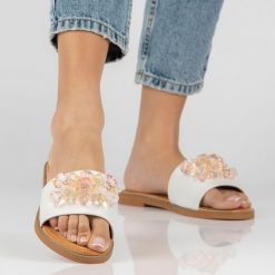Białe klapki damskie z kryształami Filippo Dk4624/23. Białe klapki Filippo, bez wzorów, ze skóry, eleganckie, bez obcasa, na obcasie, bez zapięcia. Za 179.00 zł.