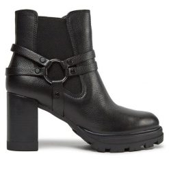 Sztyblety Tamaris. Czarne botki Tamaris, bez wzorów, bez obcasa, na słupku, bez zapięcia. Za 319.99 zł.